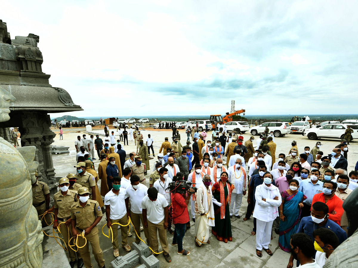 CM KCR visits Laxmi Narasimha swamy temple at Yadagirigutta - Sakshi59