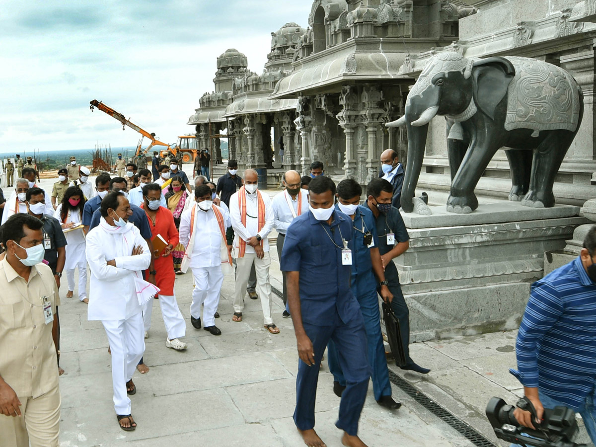 CM KCR visits Laxmi Narasimha swamy temple at Yadagirigutta - Sakshi60