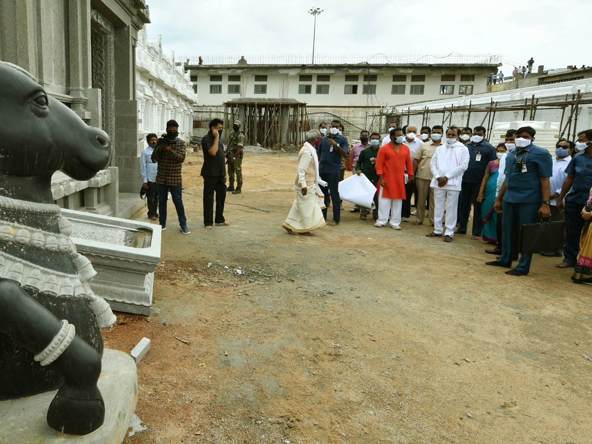 CM KCR visits Laxmi Narasimha swamy temple at Yadagirigutta - Sakshi61