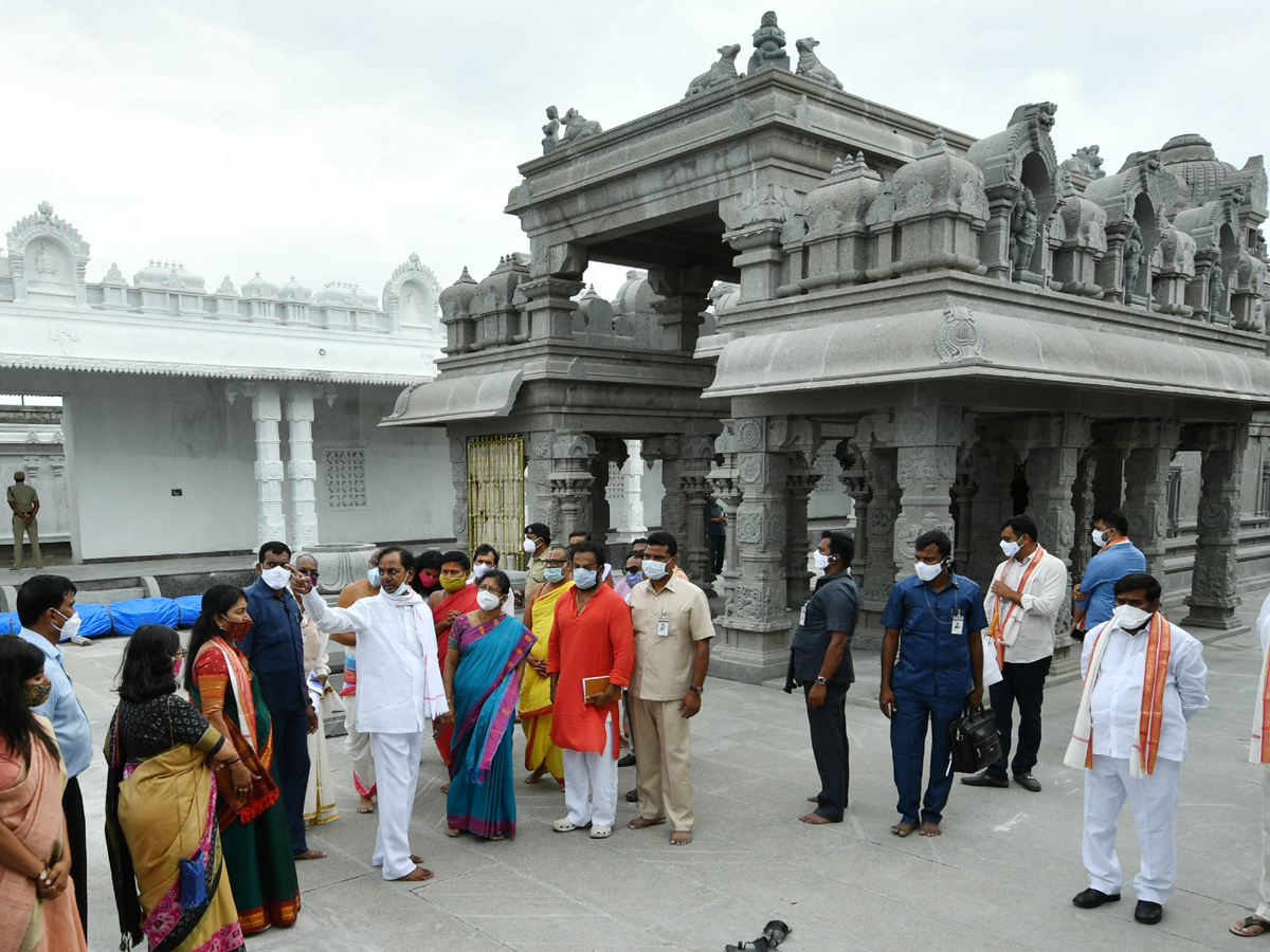 CM KCR visits Laxmi Narasimha swamy temple at Yadagirigutta - Sakshi62