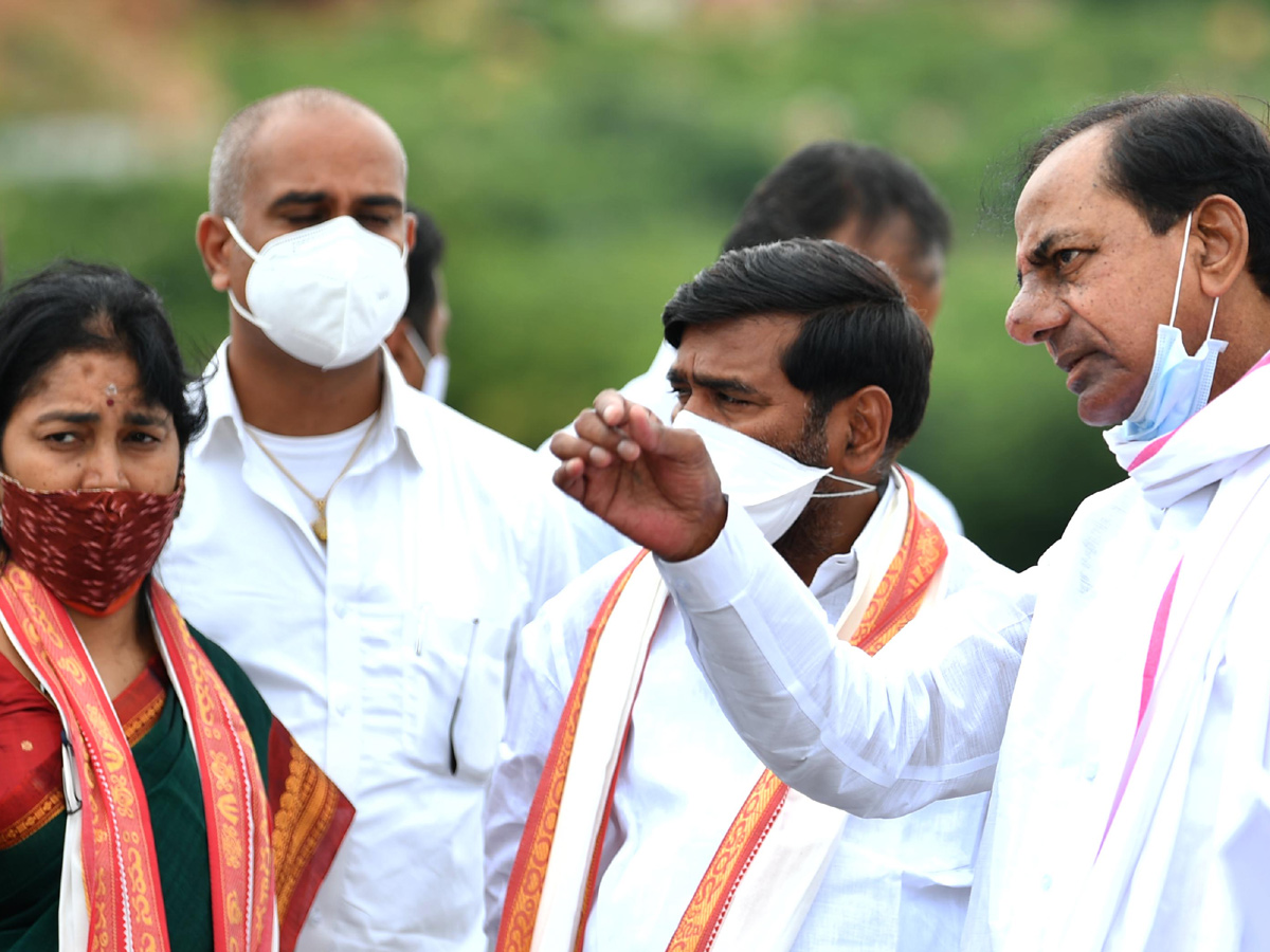 CM KCR visits Laxmi Narasimha swamy temple at Yadagirigutta - Sakshi63