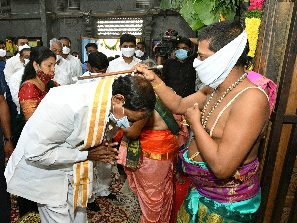 CM KCR visits Laxmi Narasimha swamy temple at Yadagirigutta - Sakshi64