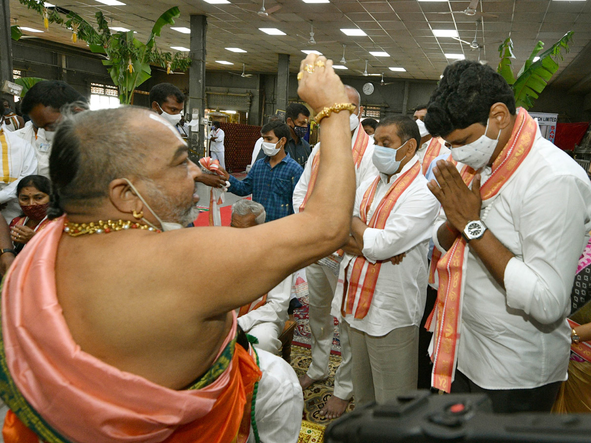 CM KCR visits Laxmi Narasimha swamy temple at Yadagirigutta - Sakshi7