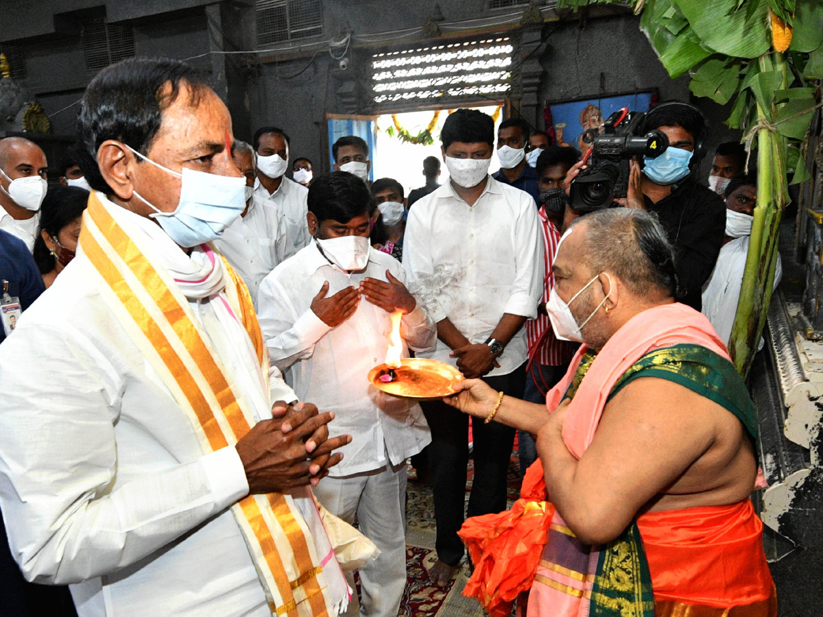 CM KCR visits Laxmi Narasimha swamy temple at Yadagirigutta - Sakshi65