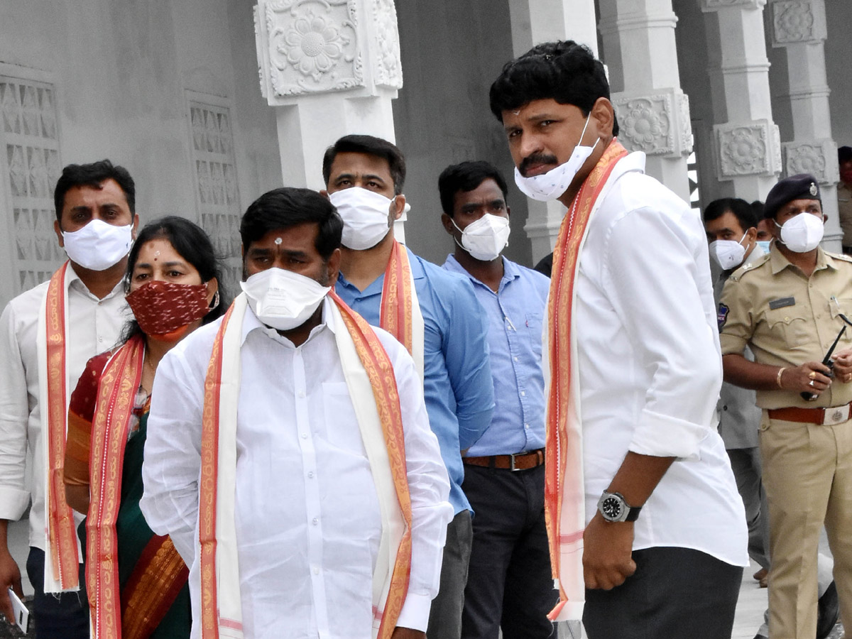 CM KCR visits Laxmi Narasimha swamy temple at Yadagirigutta - Sakshi66