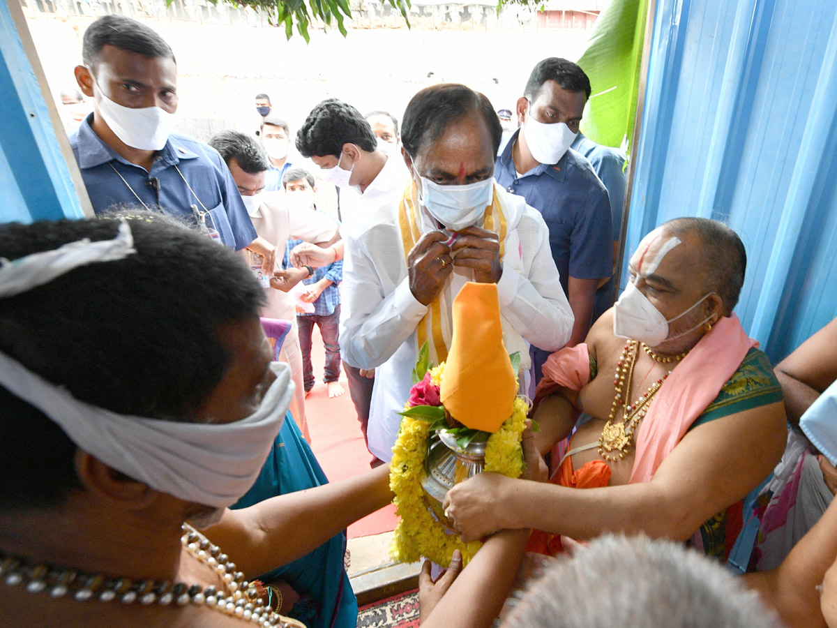 CM KCR visits Laxmi Narasimha swamy temple at Yadagirigutta - Sakshi67