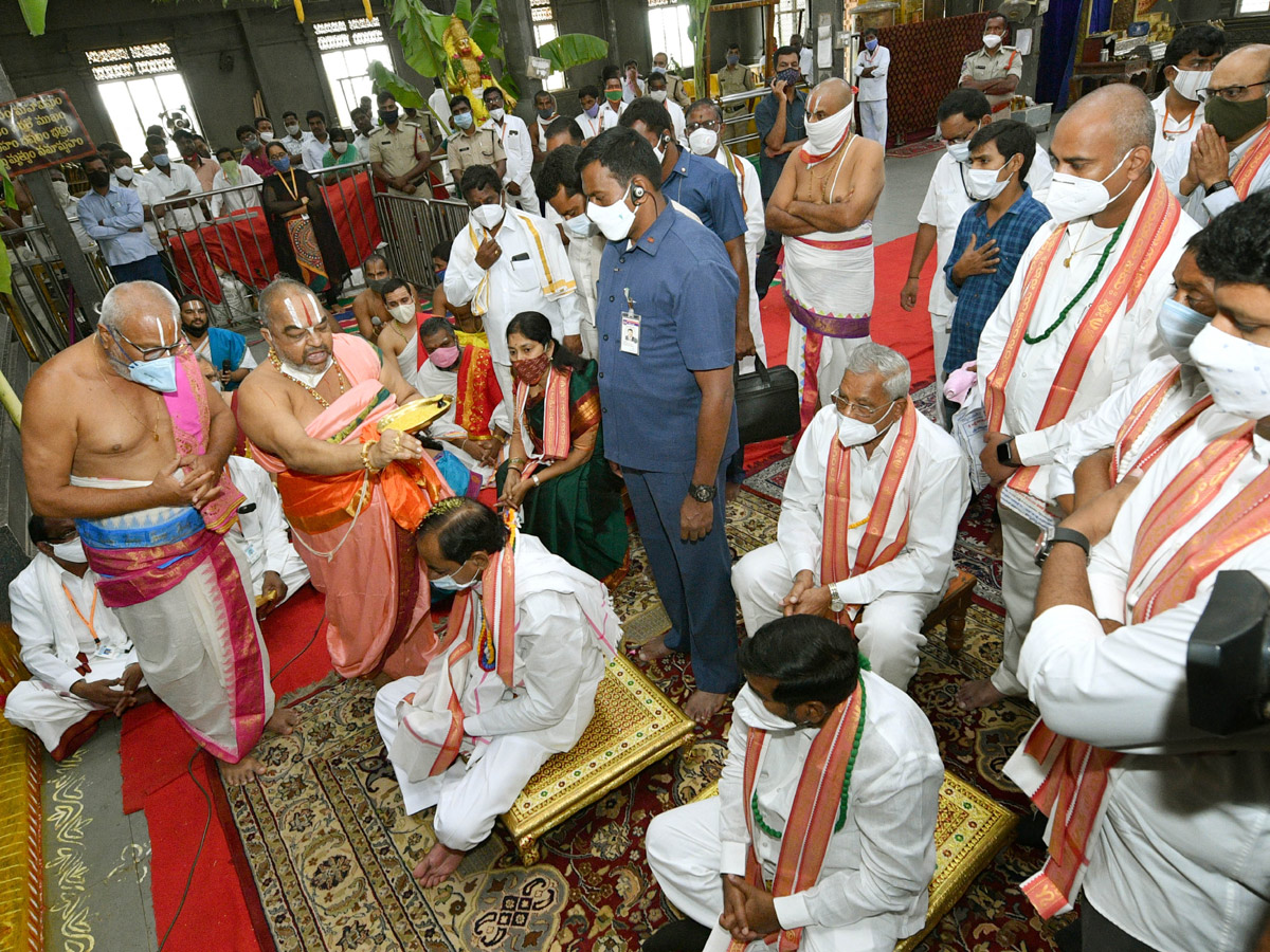 CM KCR visits Laxmi Narasimha swamy temple at Yadagirigutta - Sakshi8