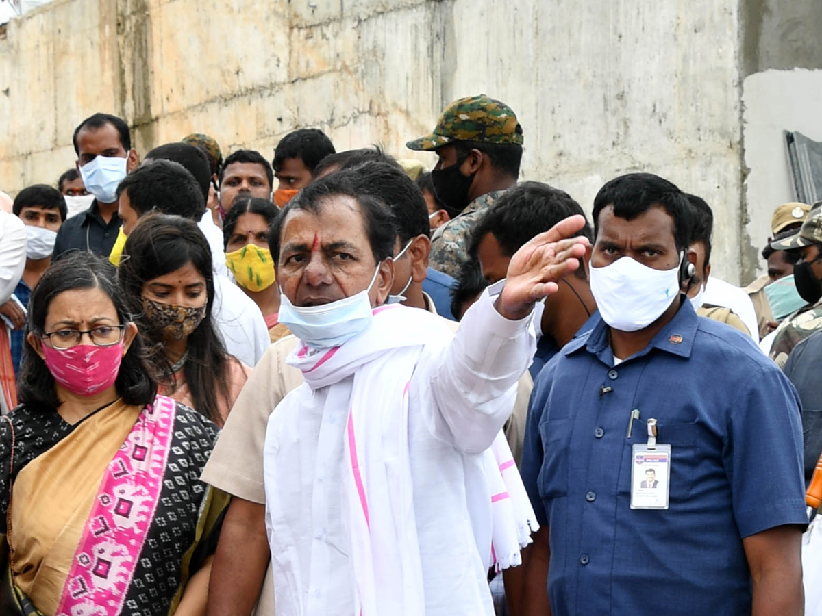 CM KCR visits Laxmi Narasimha swamy temple at Yadagirigutta - Sakshi9