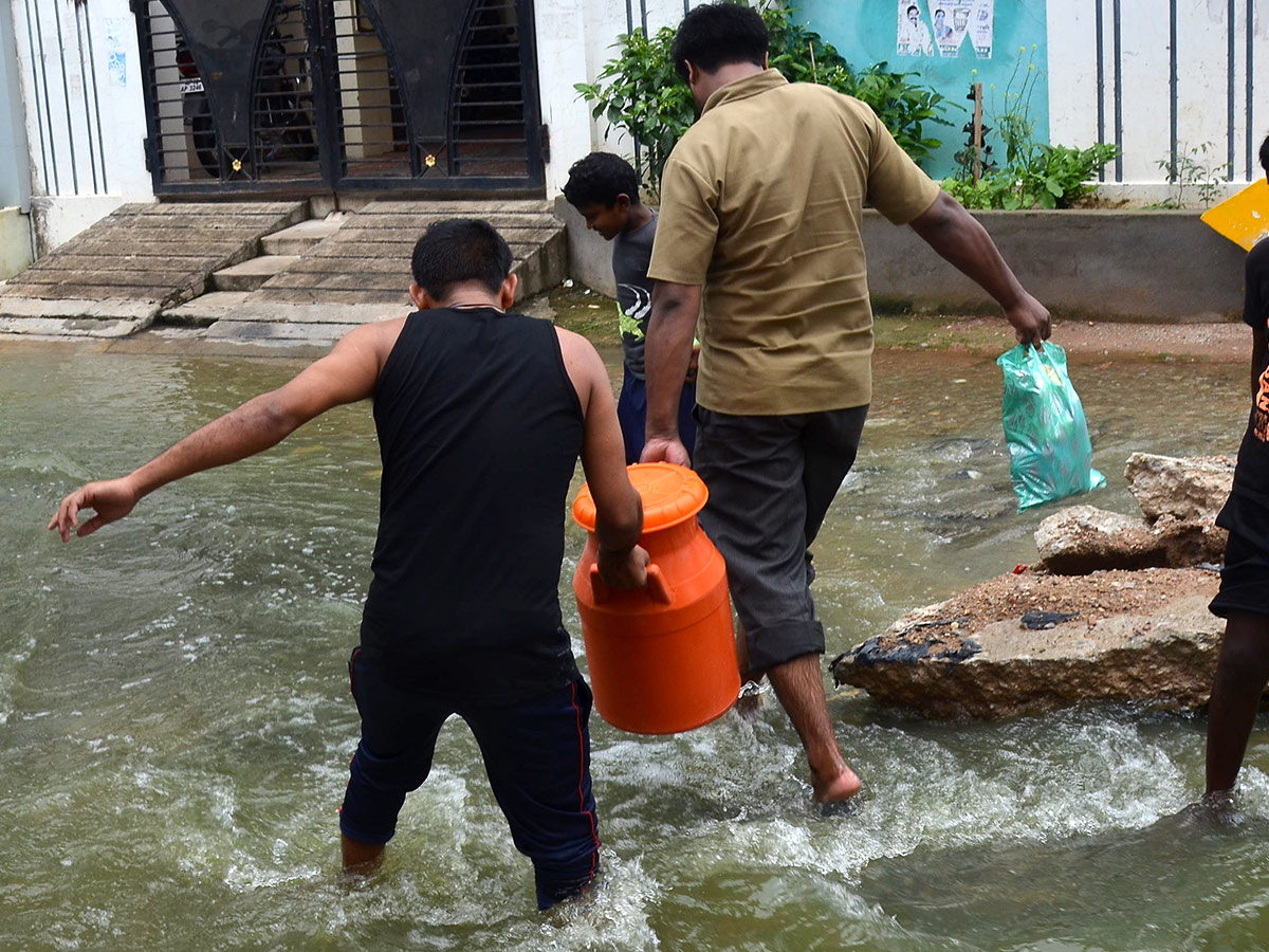 Heavy Rains in Hyderabad Photos - Sakshi24