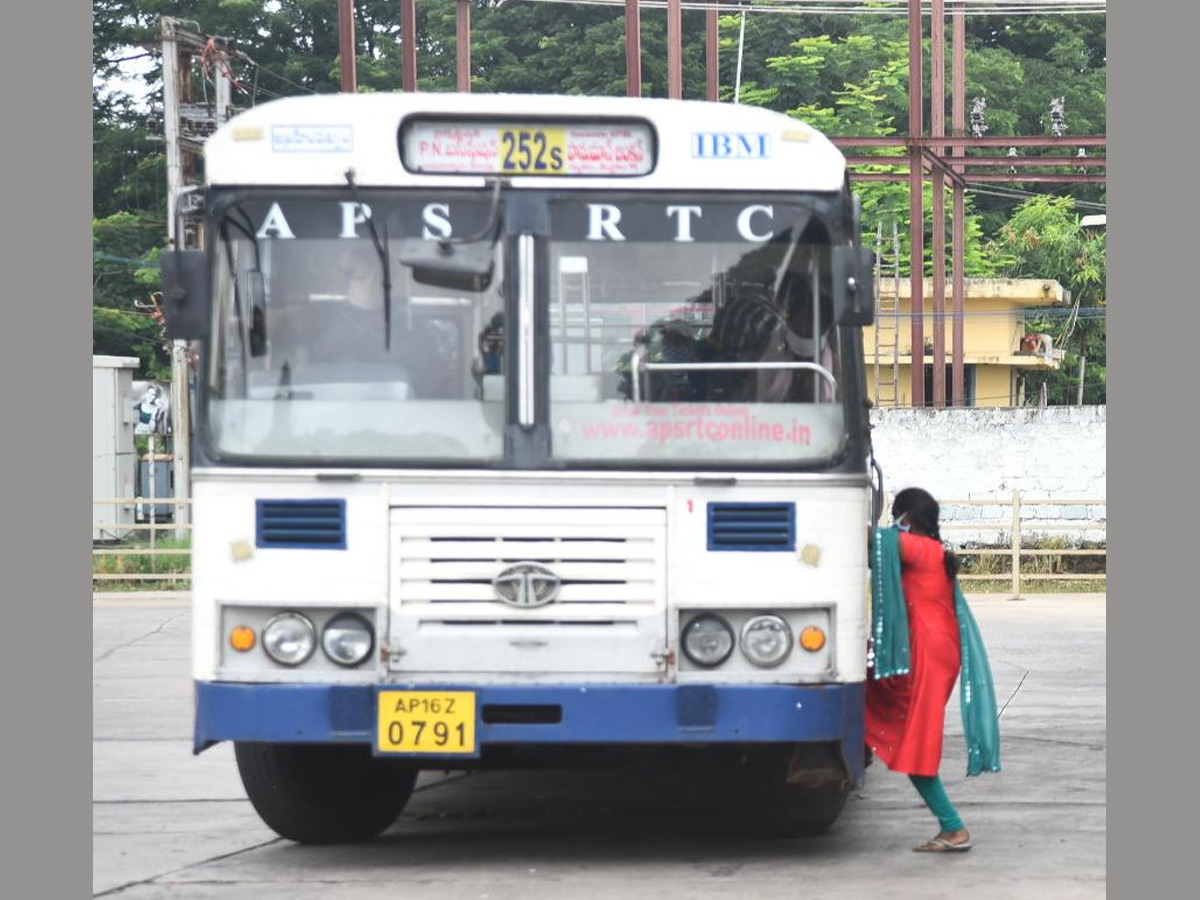 City buses hit the roads in vijayawada Photo Gallery - Sakshi7