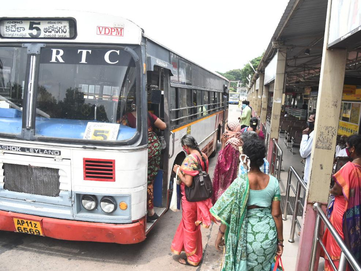 City buses hit the roads in vijayawada Photo Gallery - Sakshi1