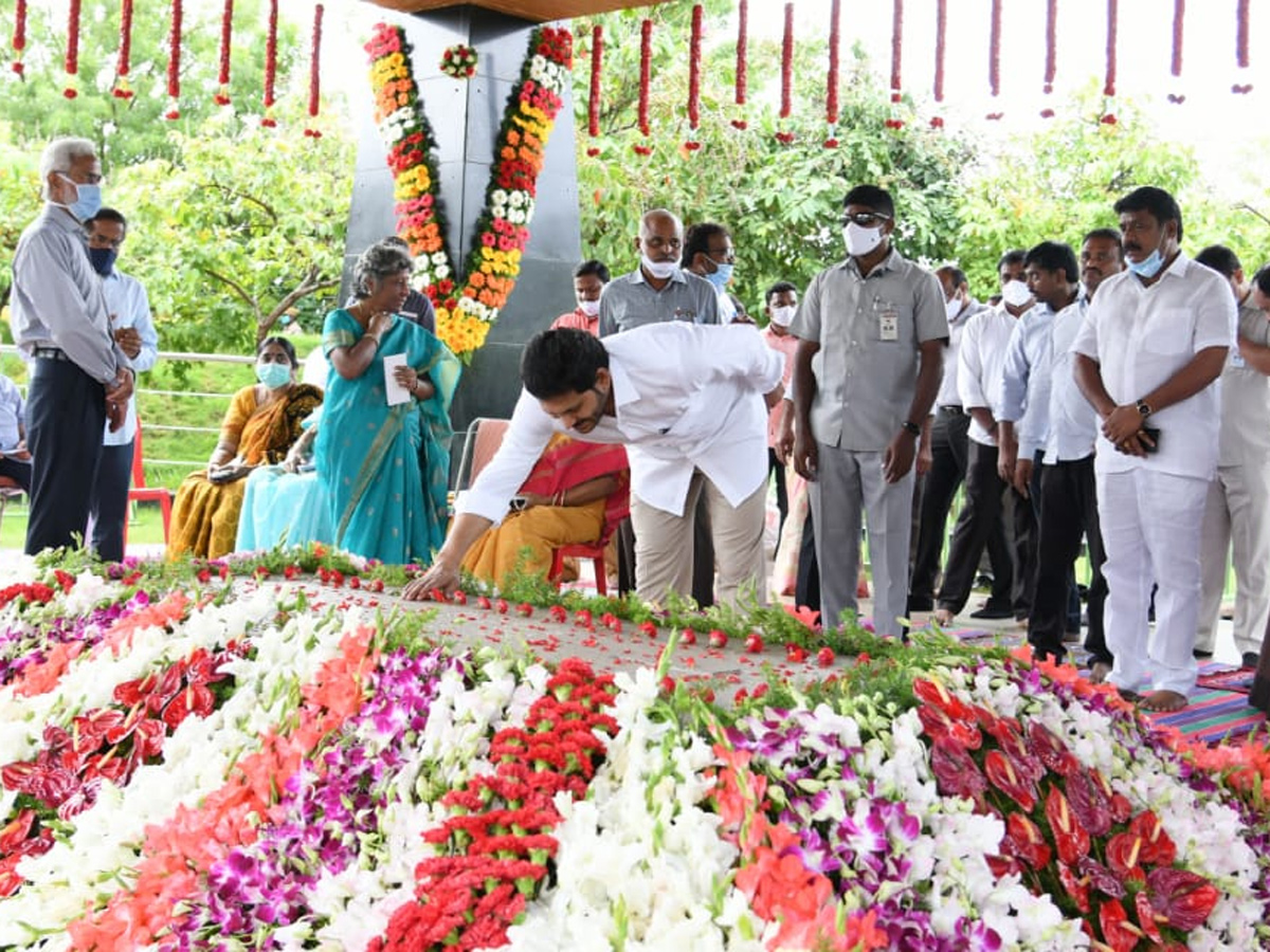 YSR 11th Death Anniversary Family Prayer At YSR Ghat - Sakshi13