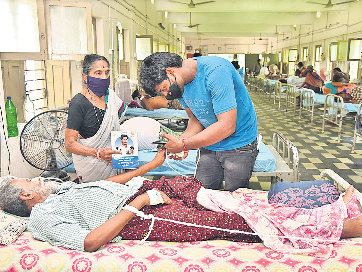  AP Volunteers Distributing Pensions To Pensioners Photo Gallery - Sakshi10