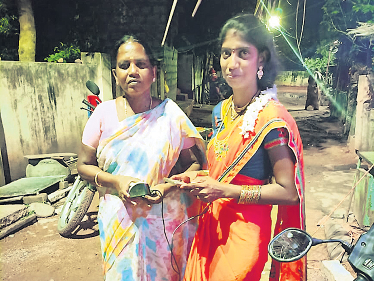  AP Volunteers Distributing Pensions To Pensioners Photo Gallery - Sakshi13