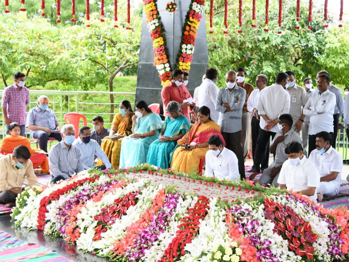 YSR 11th Death Anniversary Family Prayer At YSR Ghat - Sakshi2