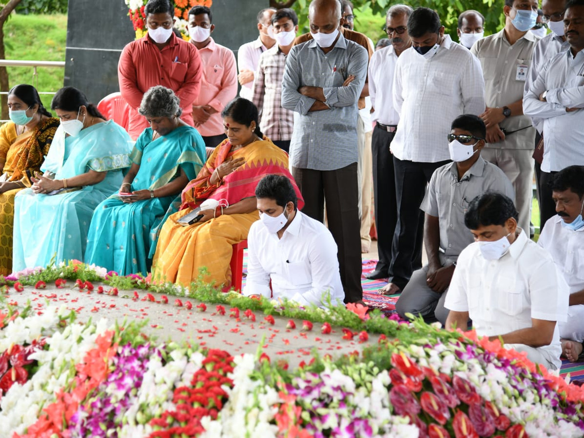 YSR 11th Death Anniversary Family Prayer At YSR Ghat - Sakshi3