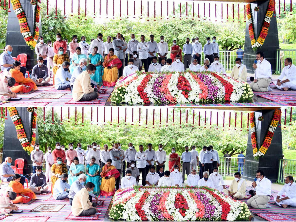 YSR 11th Death Anniversary Family Prayer At YSR Ghat - Sakshi4