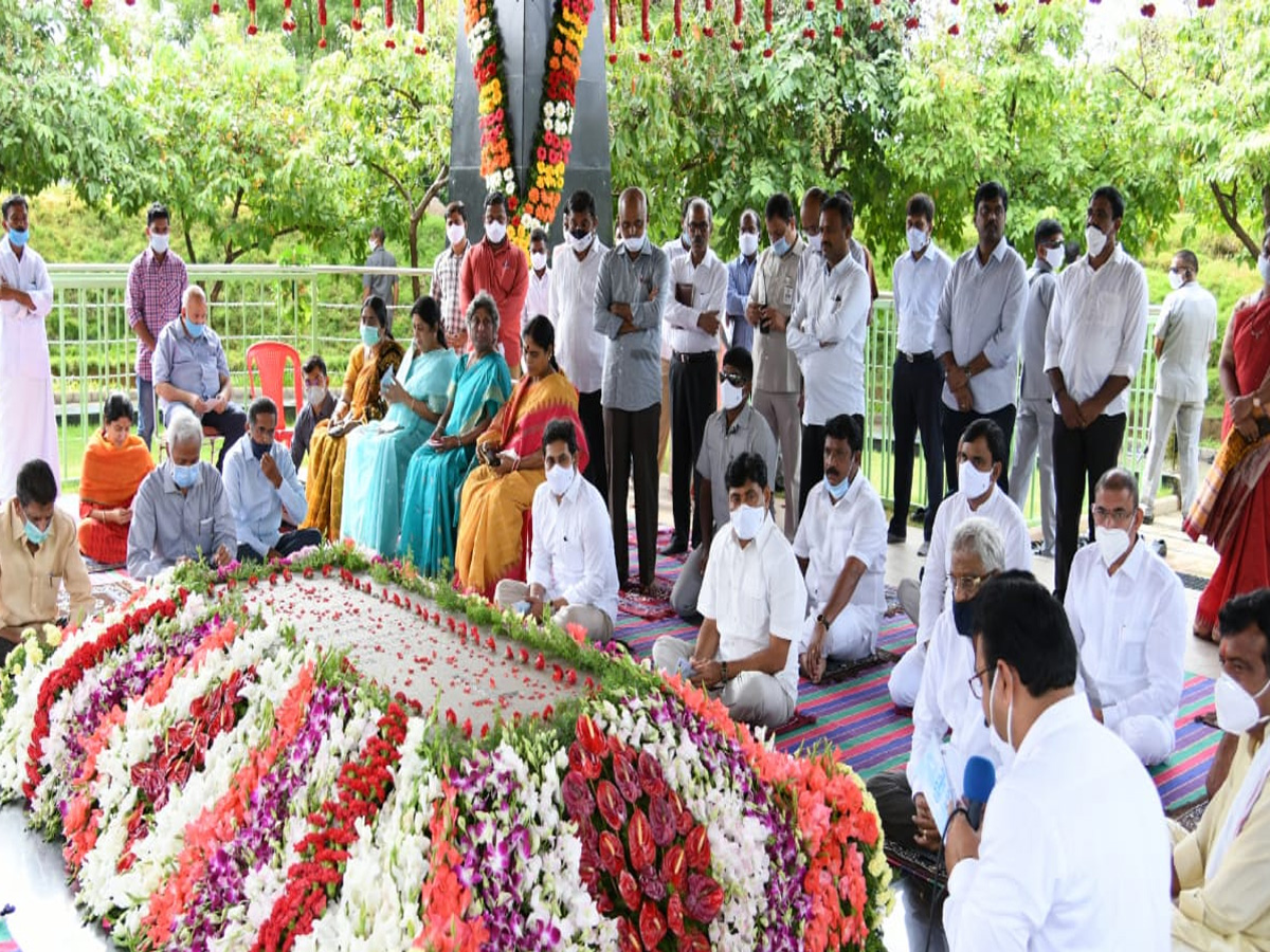 YSR 11th Death Anniversary Family Prayer At YSR Ghat - Sakshi5