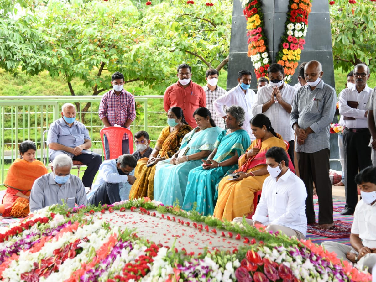 YSR 11th Death Anniversary Family Prayer At YSR Ghat - Sakshi6