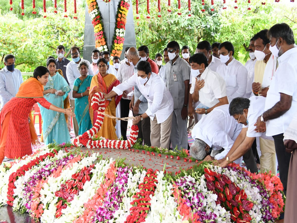 YSR 11th Death Anniversary Family Prayer At YSR Ghat - Sakshi7