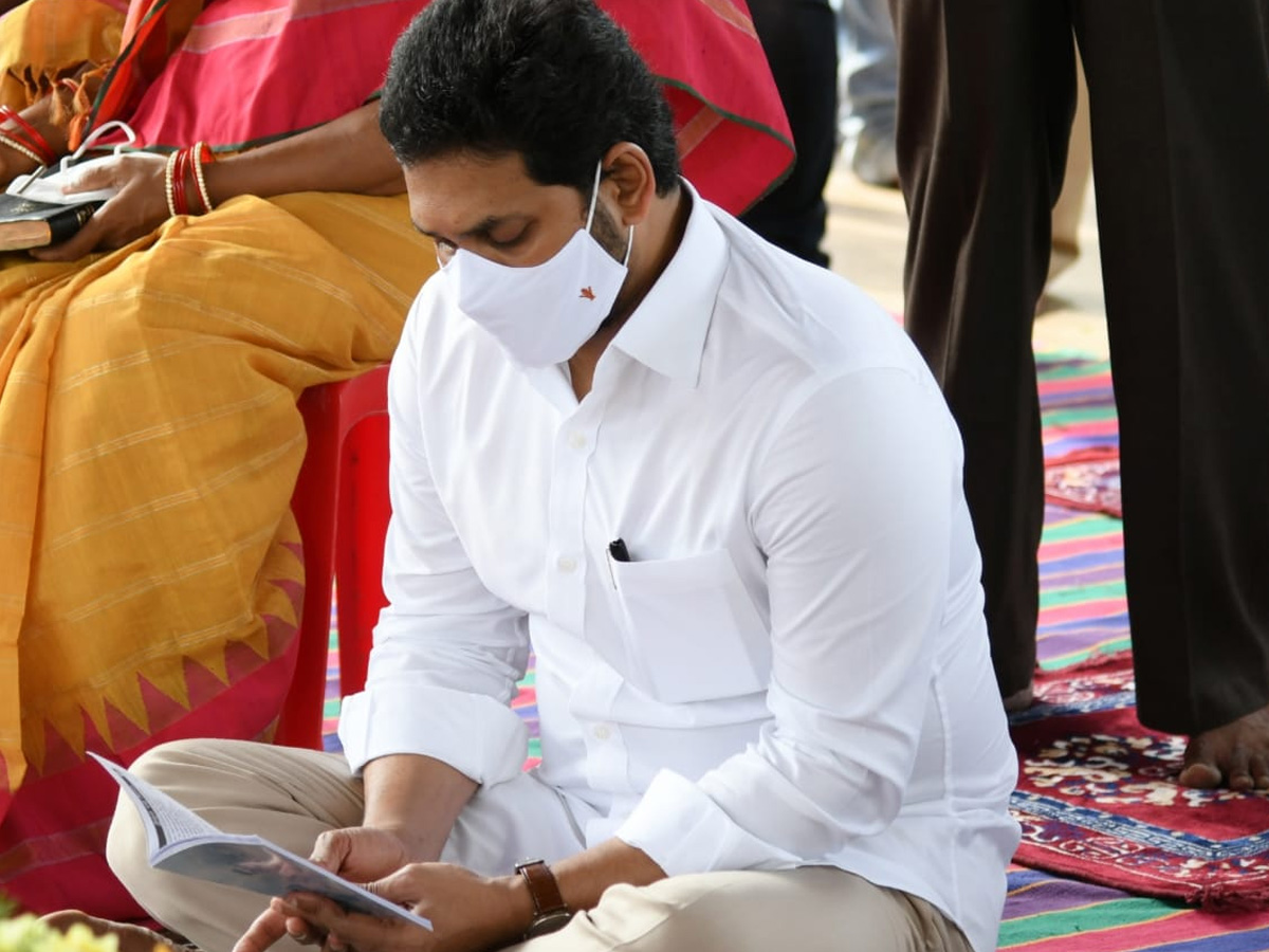 YSR 11th Death Anniversary Family Prayer At YSR Ghat - Sakshi8