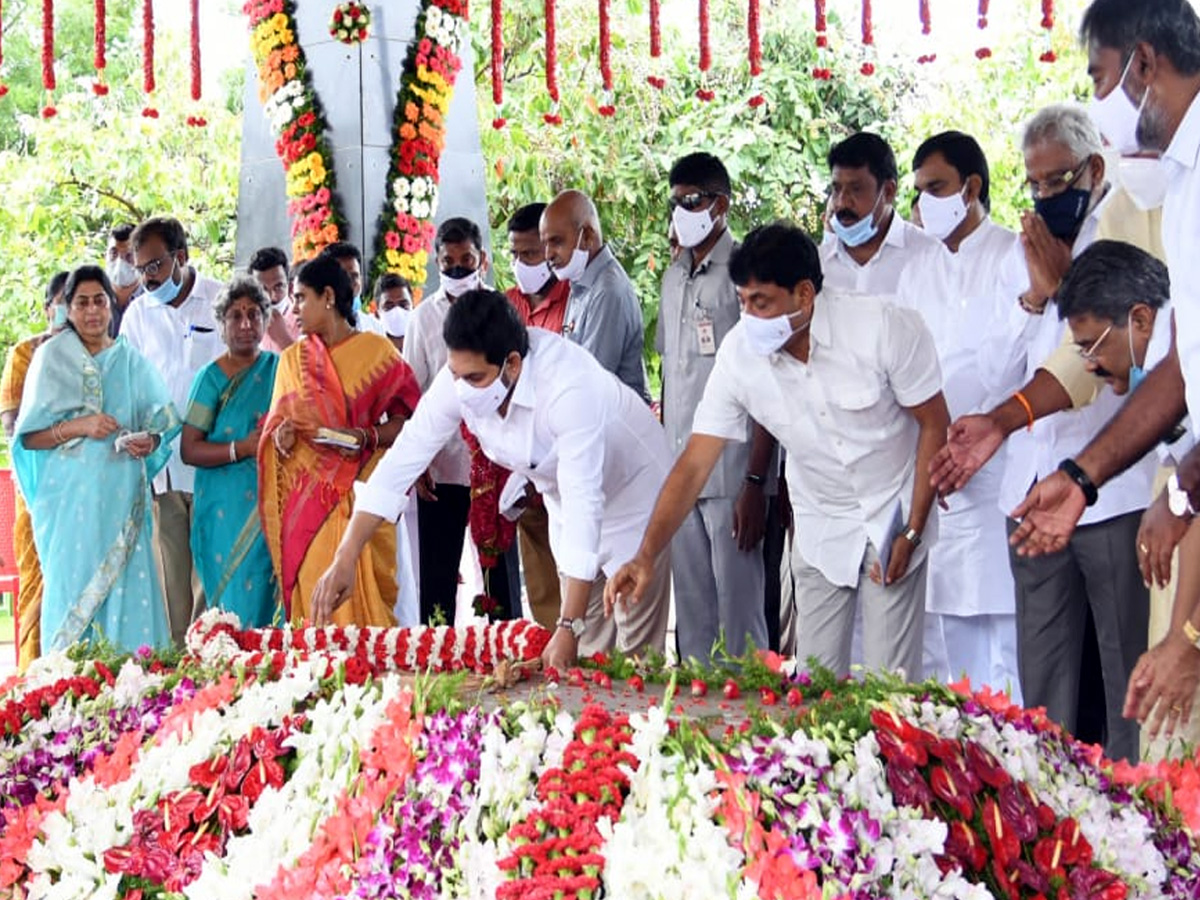 YSR 11th Death Anniversary Family Prayer At YSR Ghat - Sakshi9