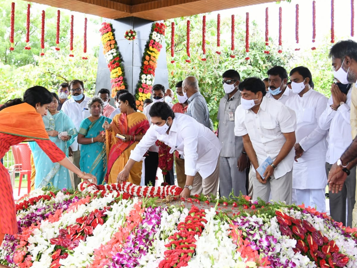 YSR 11th Death Anniversary Family Prayer At YSR Ghat - Sakshi10