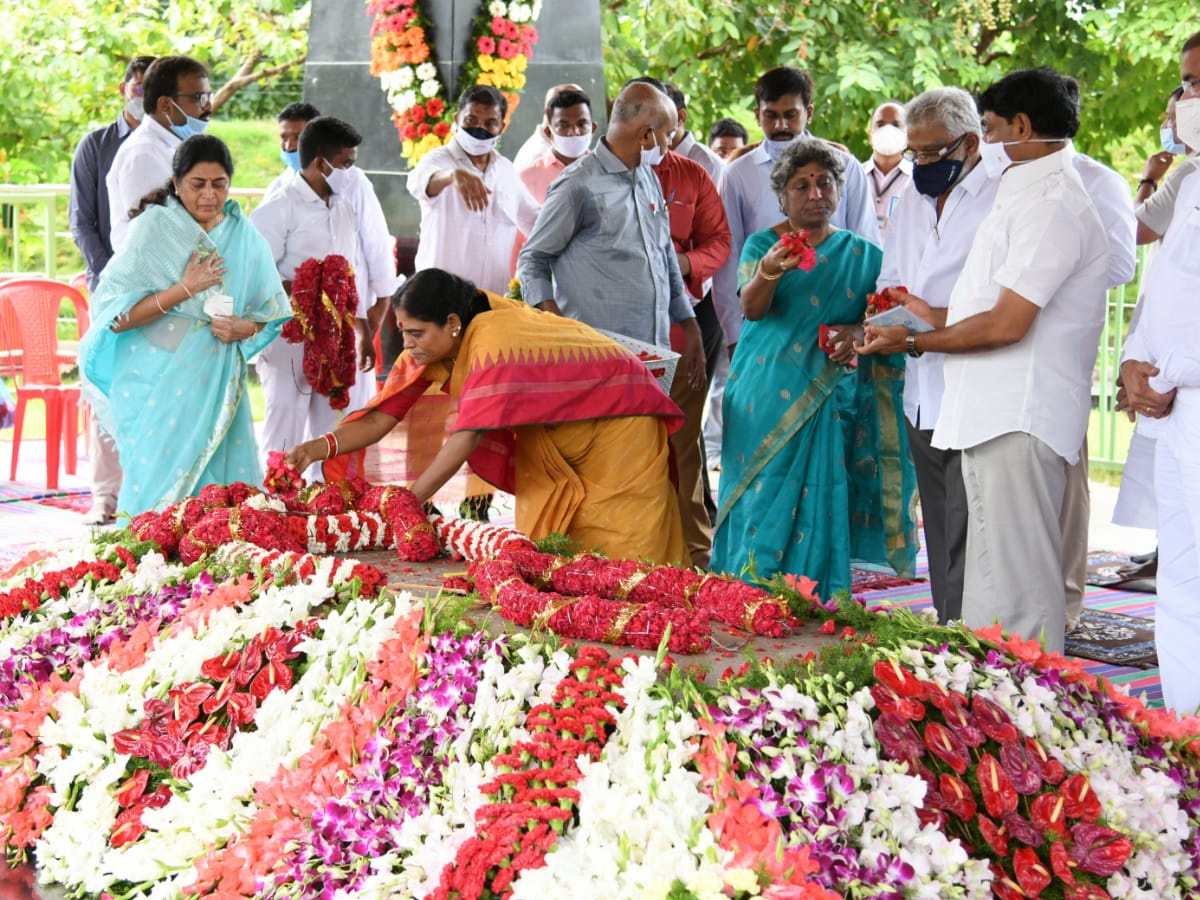 YSR 11th Death Anniversary Family Prayer At YSR Ghat - Sakshi11