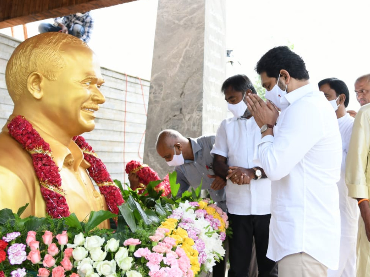 YSR 11th Death Anniversary Family Prayer At YSR Ghat - Sakshi12