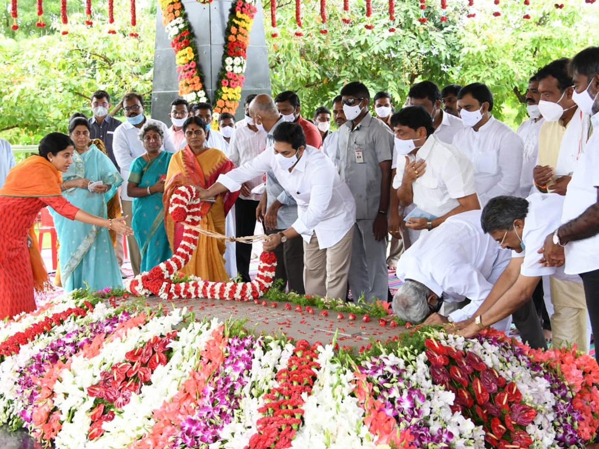 YSR 11th Death Anniversary Family Prayer At YSR Ghat - Sakshi1