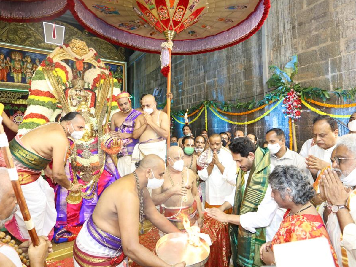 CM YS Jagan Participate Srivari Brahmotsavam At Tirumala - Sakshi24