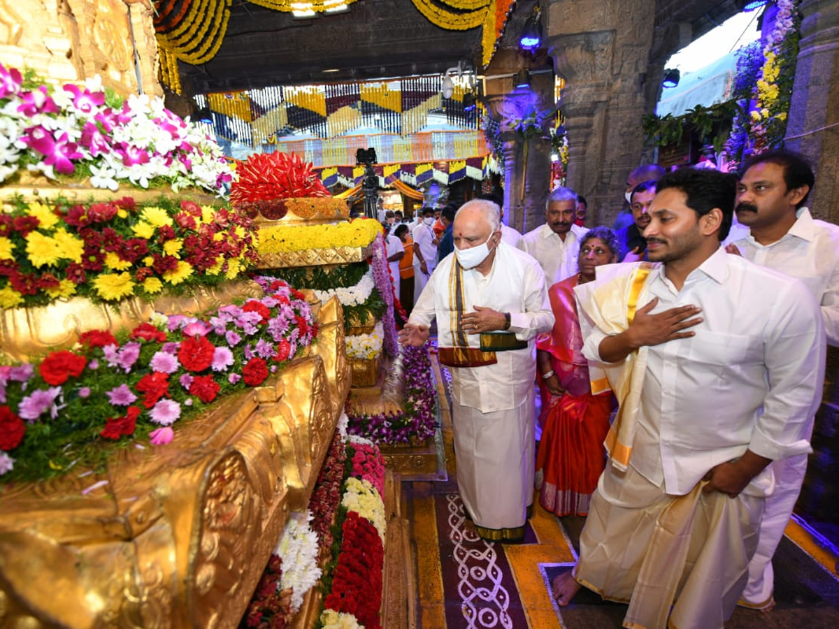 CM YS Jagan And Yeddyurappa Participated In Brahmotsavam - Sakshi1