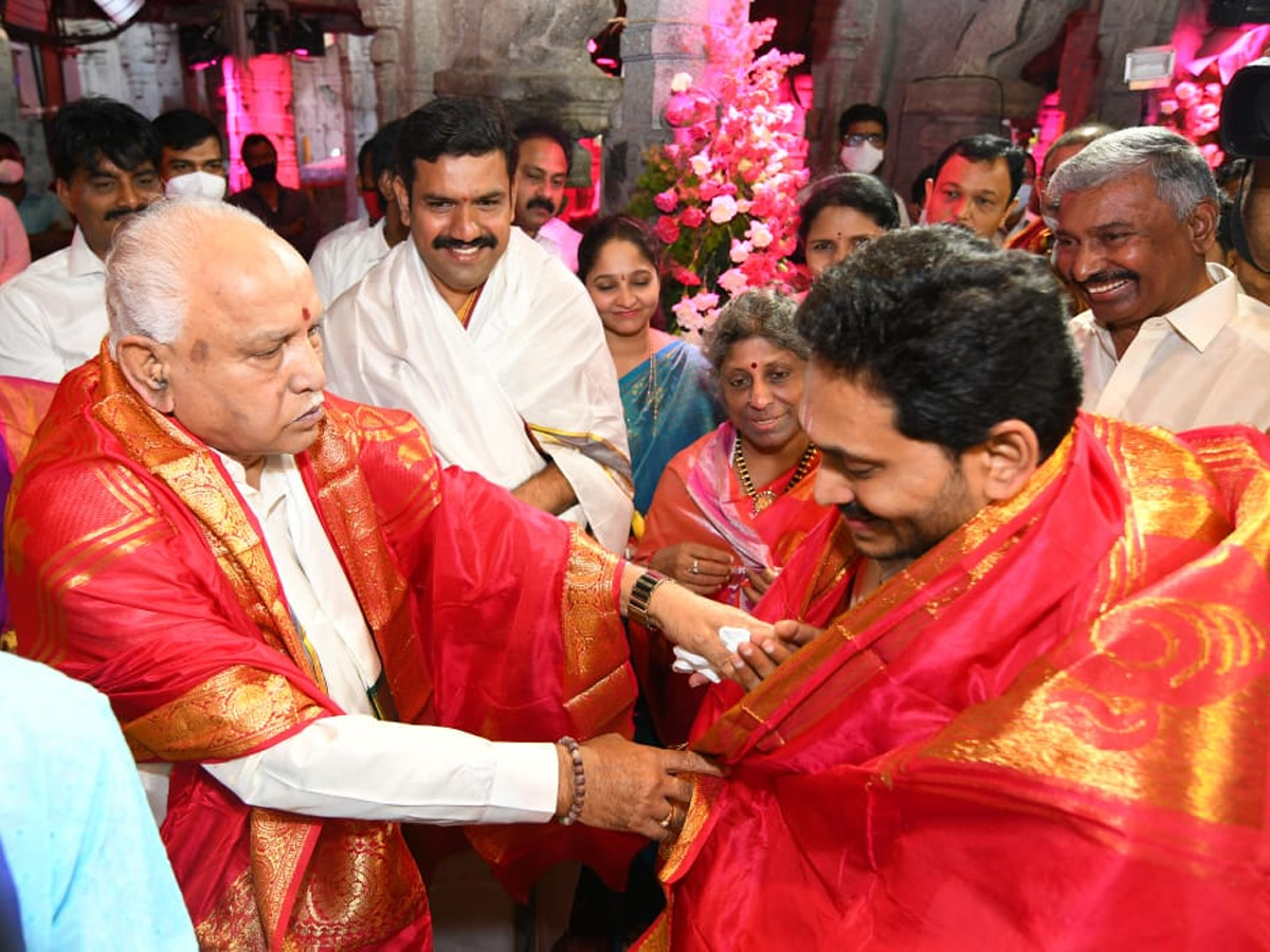 CM YS Jagan And Yeddyurappa Participated In Brahmotsavam - Sakshi2