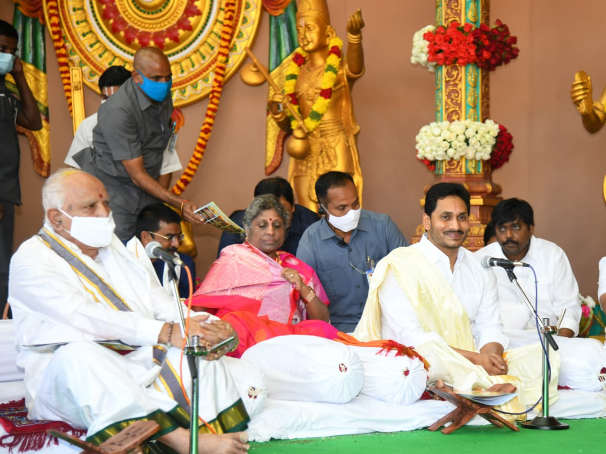 CM YS Jagan And Yeddyurappa Participated In Brahmotsavam - Sakshi10