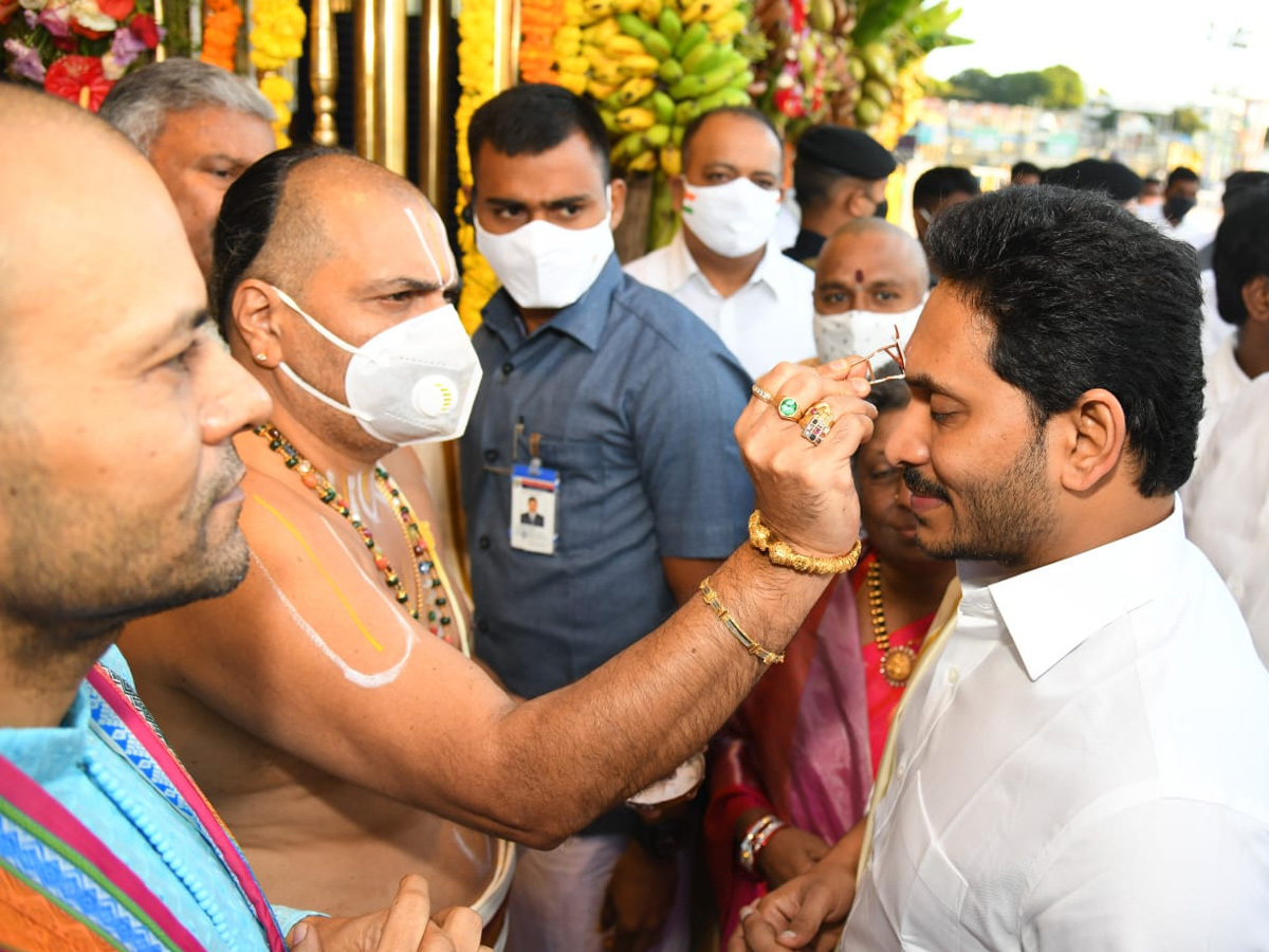 CM YS Jagan And Yeddyurappa Participated In Brahmotsavam - Sakshi11