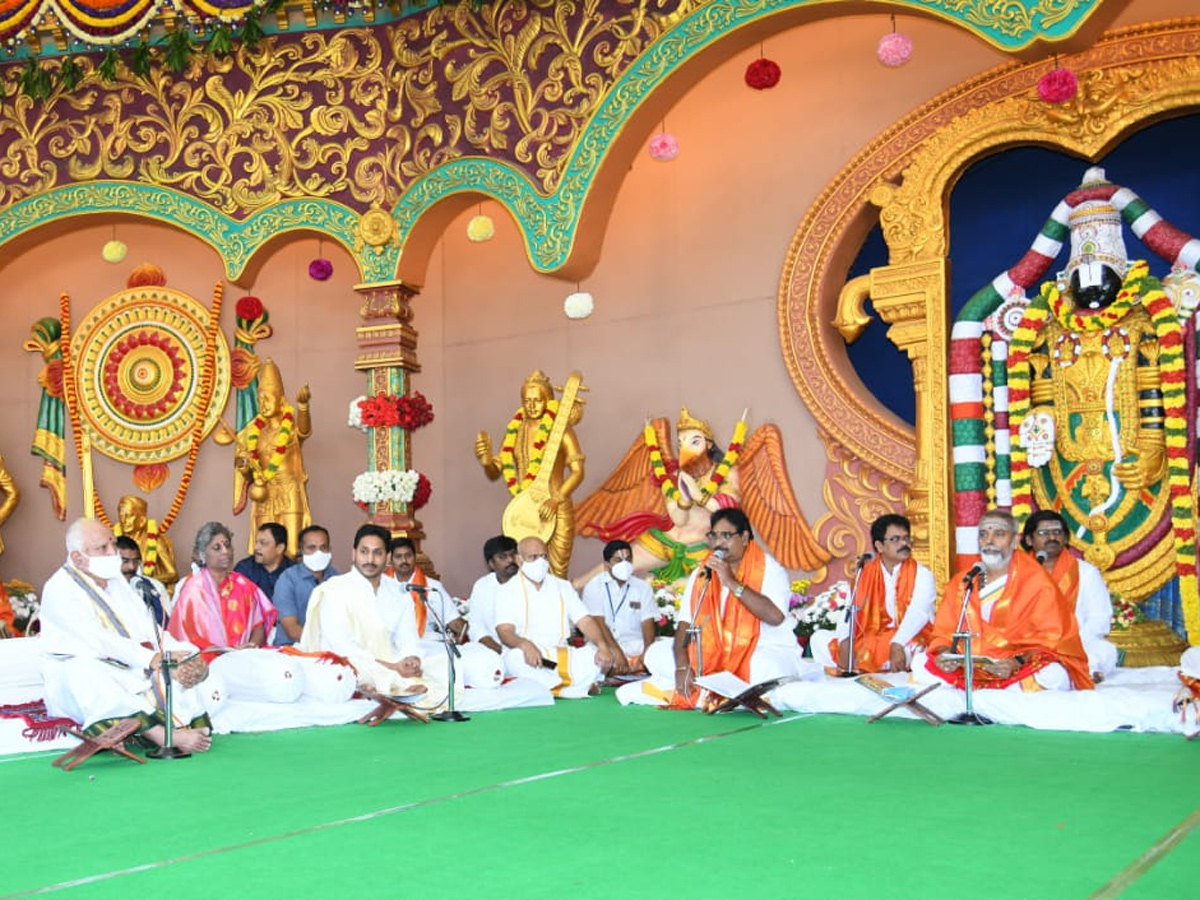 CM YS Jagan And Yeddyurappa Participated In Brahmotsavam - Sakshi14