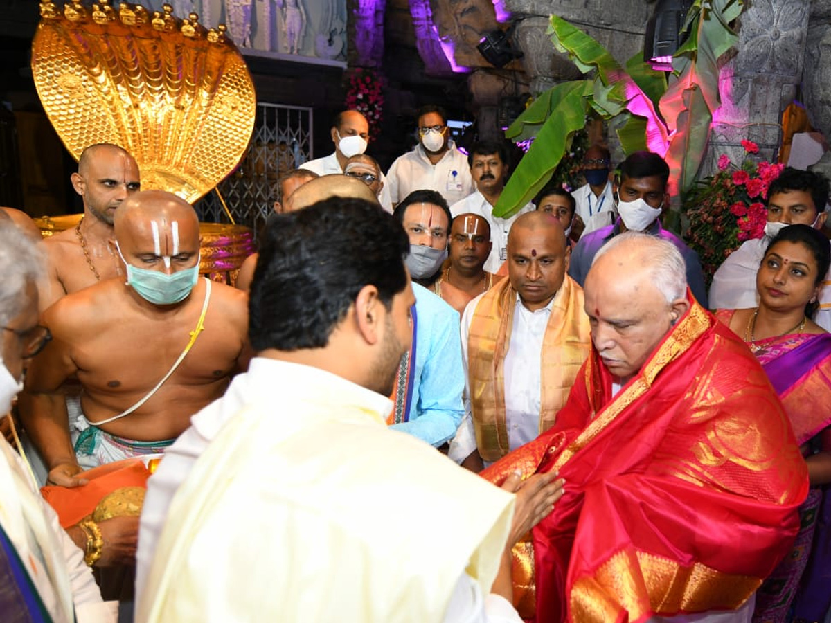 CM YS Jagan And Yeddyurappa Participated In Brahmotsavam - Sakshi3