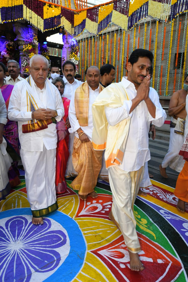 CM YS Jagan And Yeddyurappa Participated In Brahmotsavam - Sakshi21