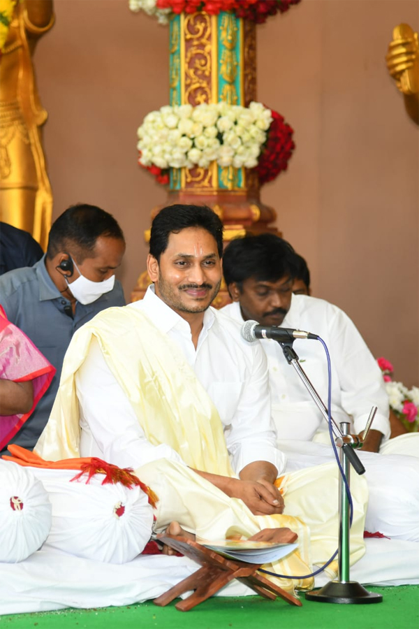 CM YS Jagan And Yeddyurappa Participated In Brahmotsavam - Sakshi22