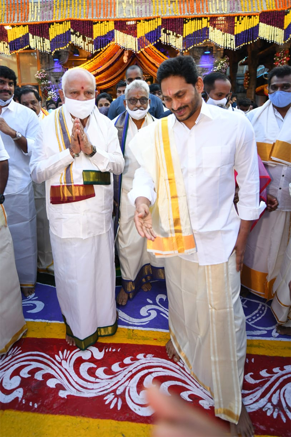 CM YS Jagan And Yeddyurappa Participated In Brahmotsavam - Sakshi23