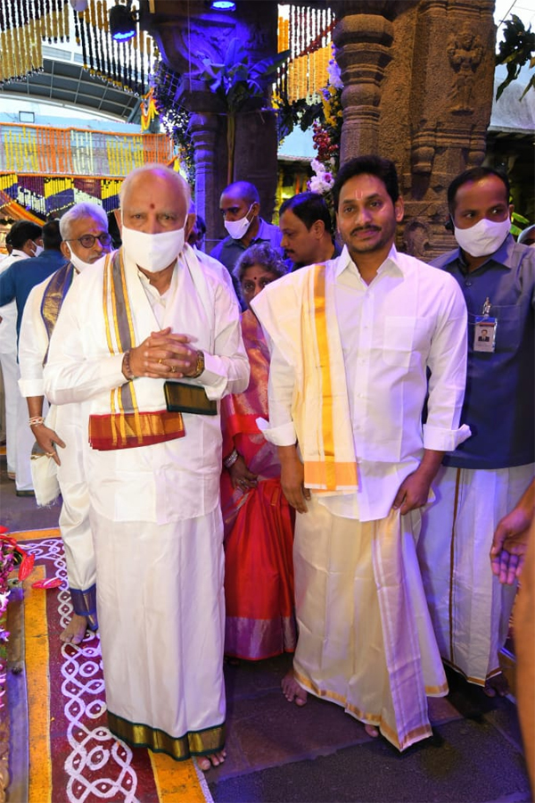 CM YS Jagan And Yeddyurappa Participated In Brahmotsavam - Sakshi24