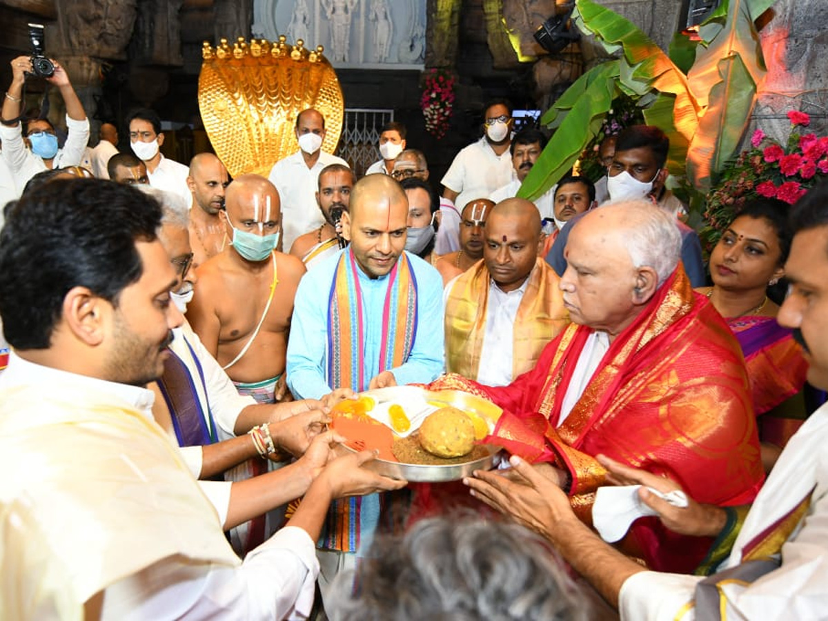 CM YS Jagan And Yeddyurappa Participated In Brahmotsavam - Sakshi4