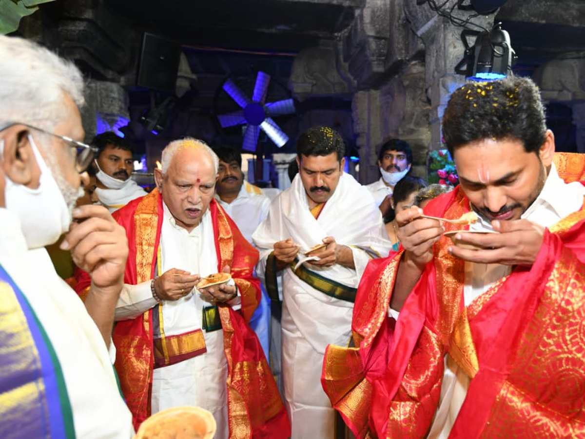 CM YS Jagan And Yeddyurappa Participated In Brahmotsavam - Sakshi5