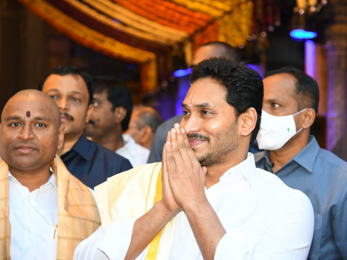 CM YS Jagan And Yeddyurappa Participated In Brahmotsavam - Sakshi7