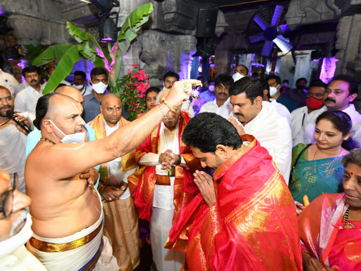 CM YS Jagan And Yeddyurappa Participated In Brahmotsavam - Sakshi8