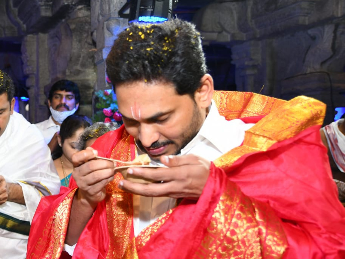 CM YS Jagan And Yeddyurappa Participated In Brahmotsavam - Sakshi9