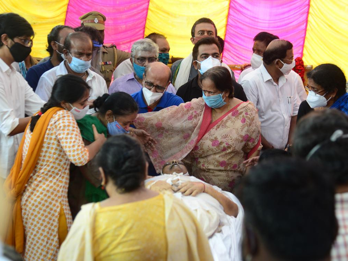 SP Balasubrahmanyam funeral Photo Gallery - Sakshi13