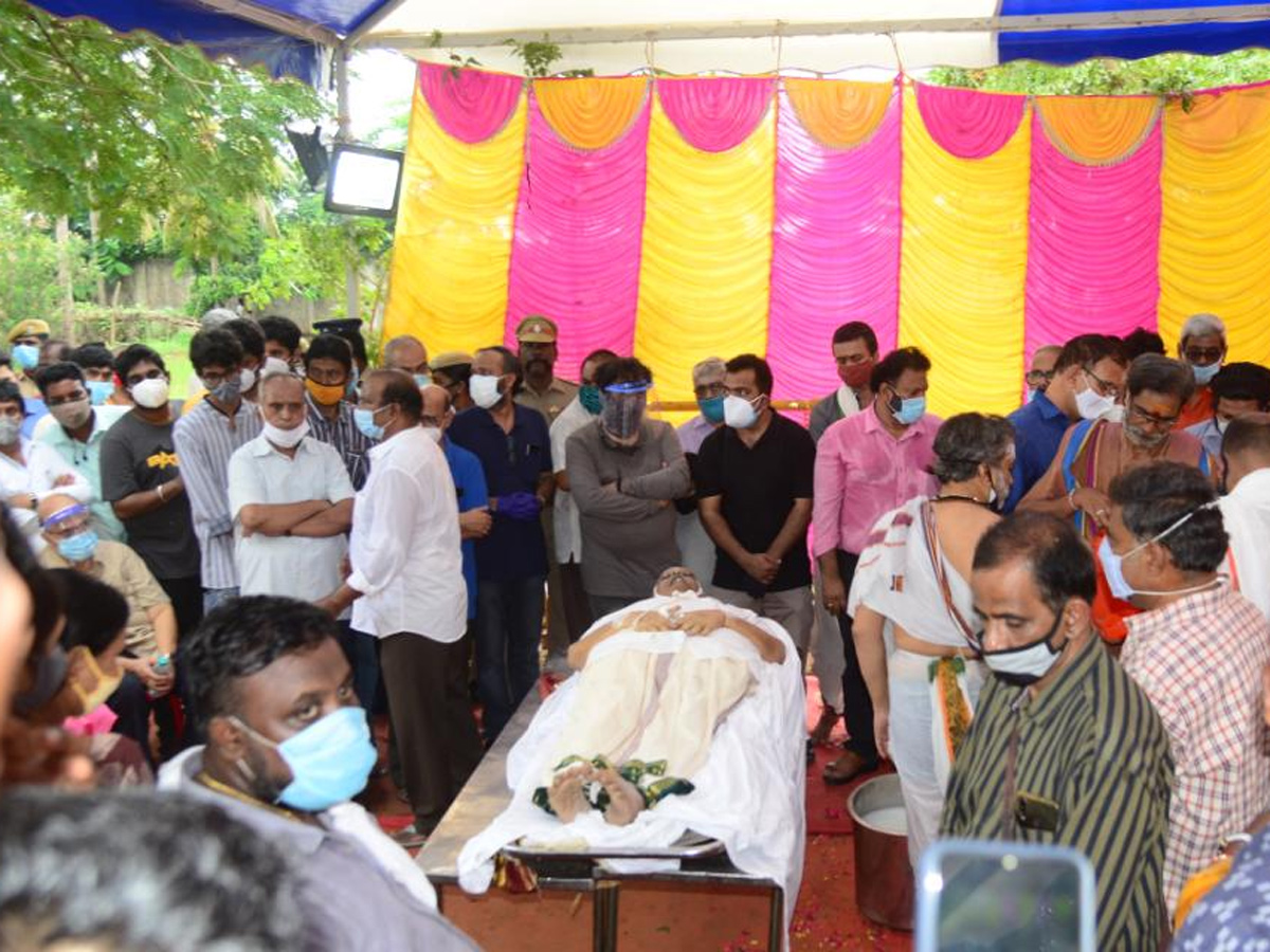 SP Balasubrahmanyam funeral Photo Gallery - Sakshi4