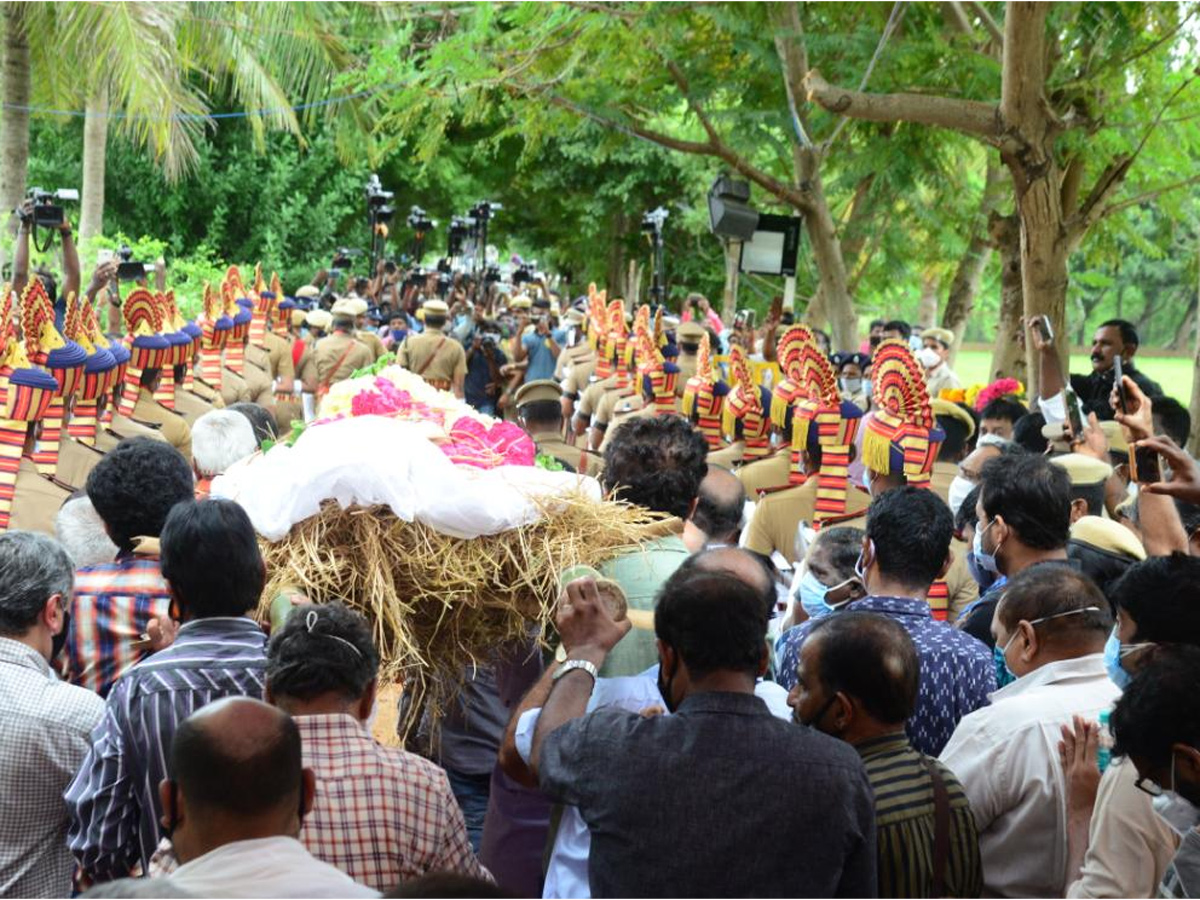 SP Balasubrahmanyam funeral Photo Gallery - Sakshi1