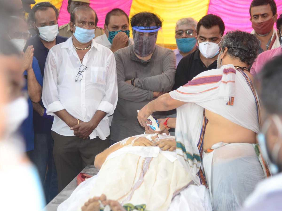 SP Balasubrahmanyam funeral Photo Gallery - Sakshi5